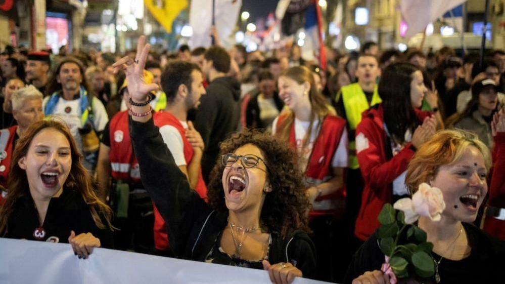 Massive Proteste vor der Parlamentswahl in Serbien