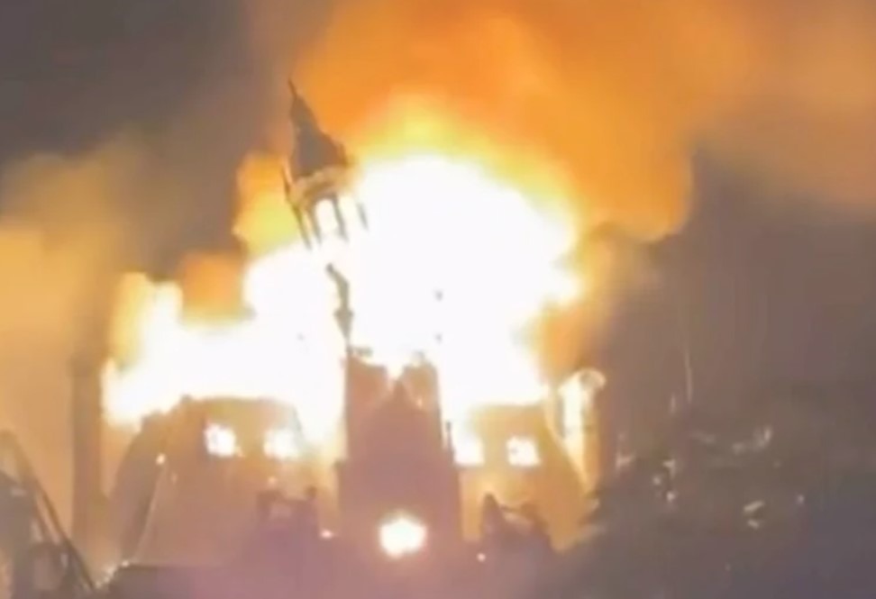 Schwere Krawalle und Rathaus-Brand in Frankreich erschüttern Europa
