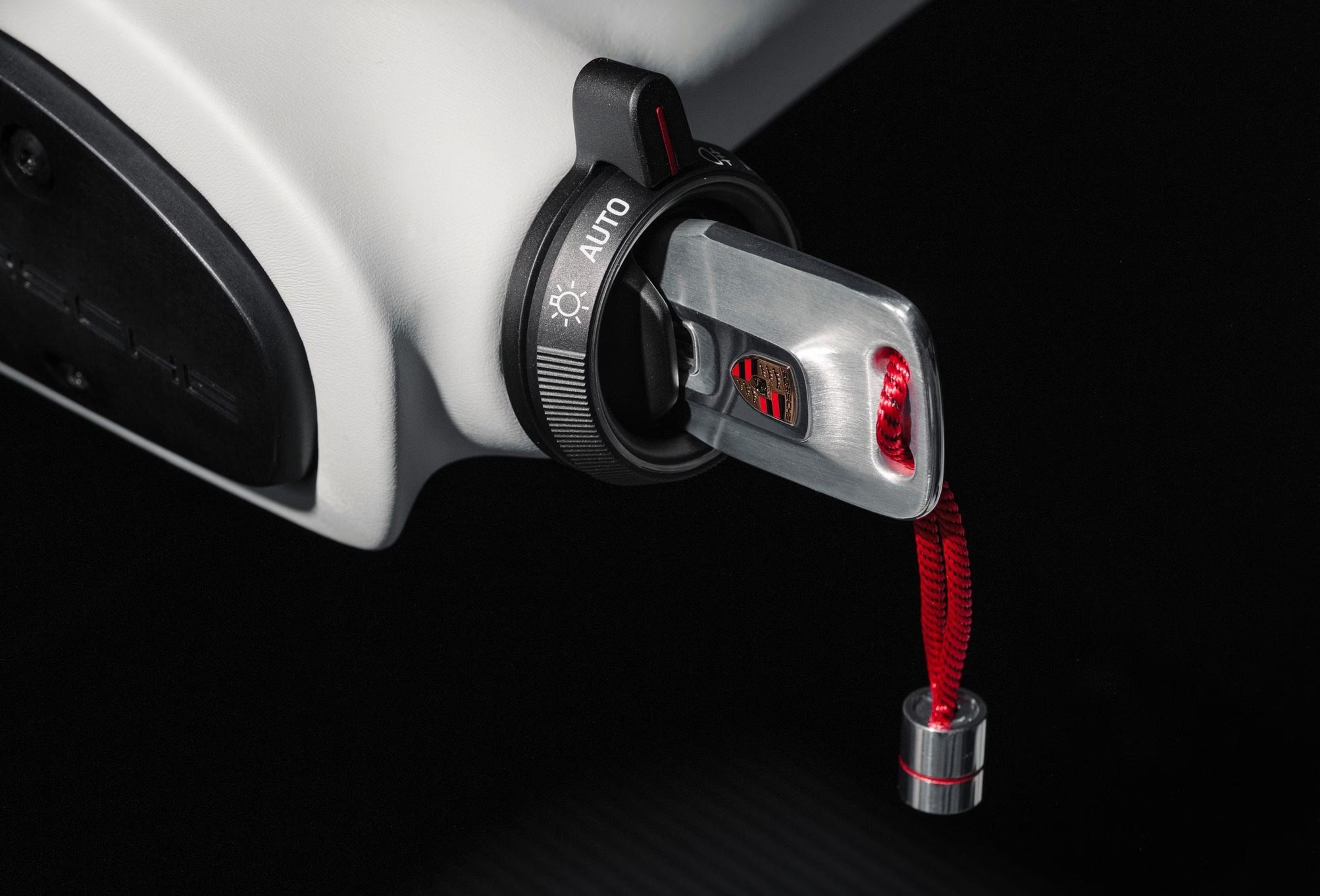 Der Schlüssel aus Aluminium fühlt sich besonders an. Schon vor dem Start entsteht eine echte Verbindung zum Auto.