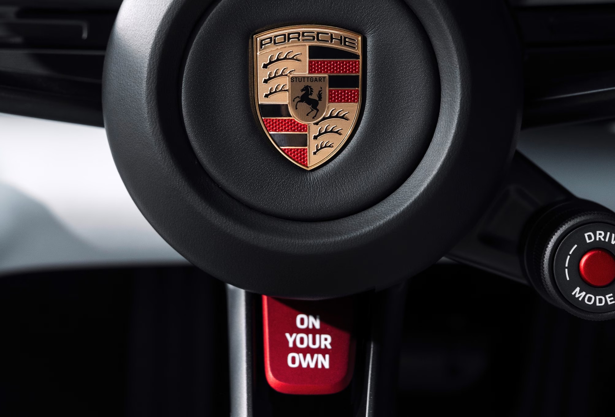 Ein roter Knopf am Lenkrad schaltet mit dem Modus „On your own“ alle Assistenzsysteme ab.