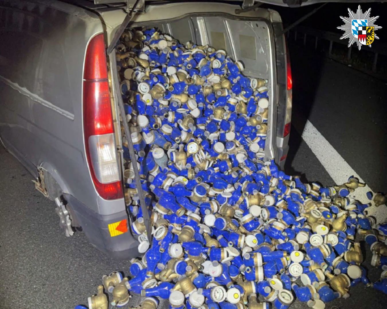 Unbekannte stehlen Wasserzähler und lassen Auto auf A3 zurück