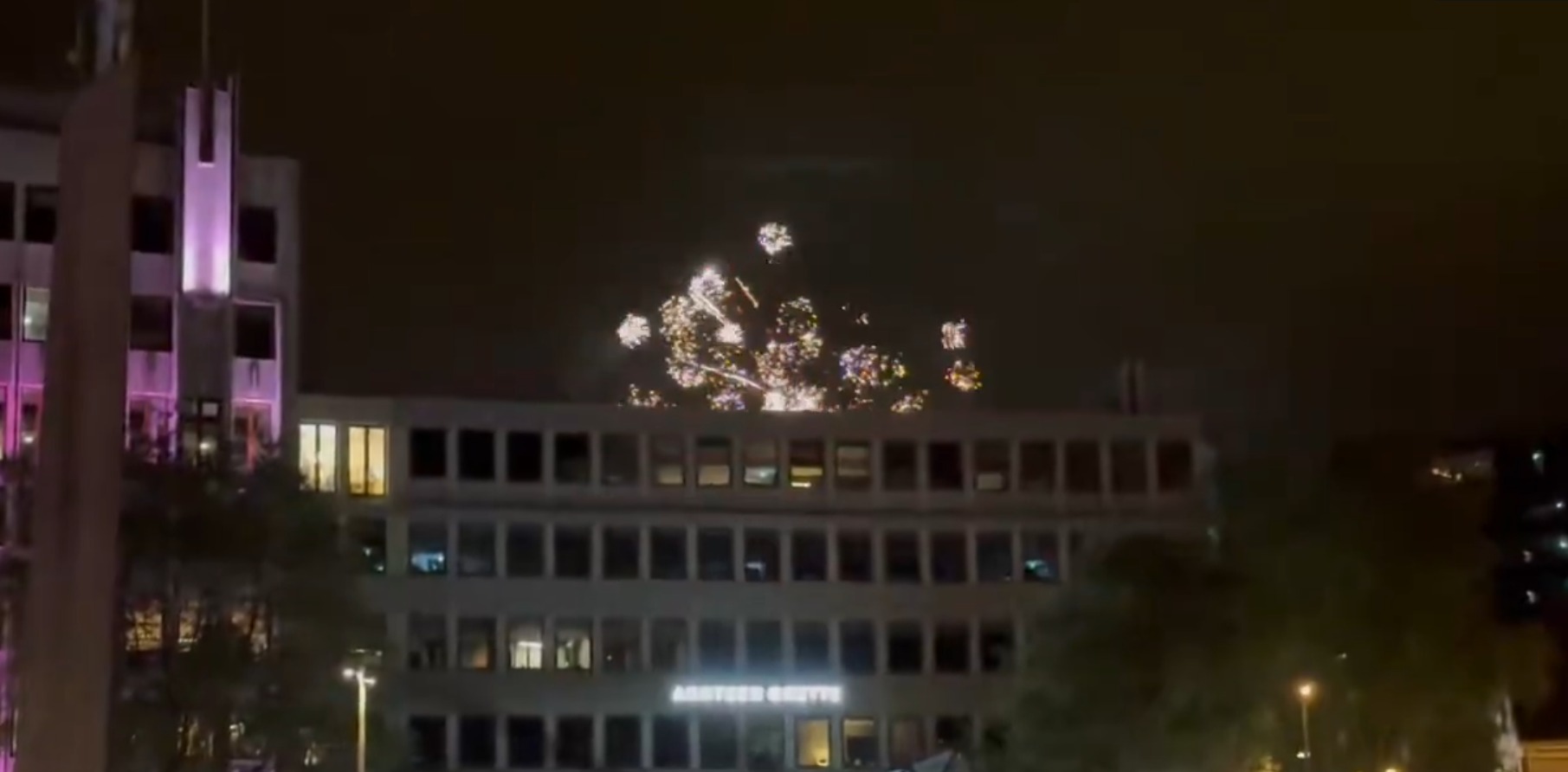 Nächtliches Feuerwerk vor dem Bayern-Hotel in Stavanger