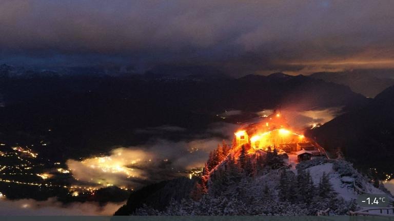 Historisches Kehlsteinhaus in Berchtesgaden steht in Flammen