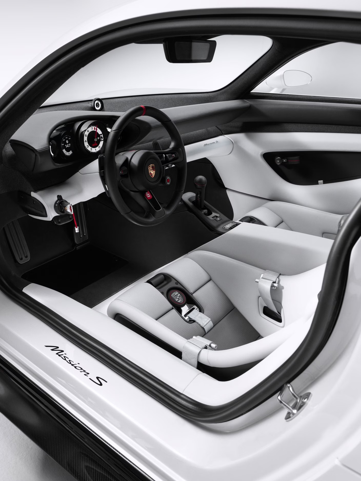 Der Mission S übersetzt das typische Porsche-Design in die Zukunft. Eine umlaufende Linie verbindet alle Elemente.