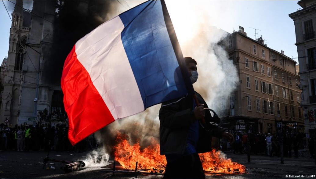 Massive Proteste und Ausschreitungen in ganz Frankreich